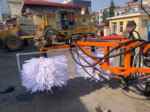 2020年11月11日山西省晉中市昔陽縣公路管理段與河南都市機械設備有限公司合作，在宋段長王隊長凌師傅的精心安排指導下與喬主任祝師傅的積極努力，成功研制出了加寬雙護欄板600mm護欄清洗機